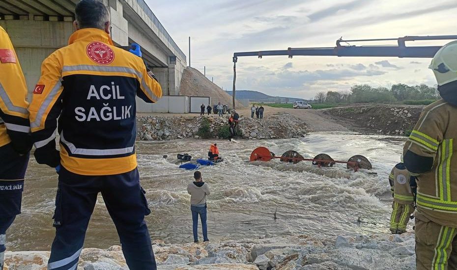 DEREYİ TRAKTÖRLE GEÇMEK İSTERKEN FACİADAN DÖNÜLDÜ: 10 İŞÇİ VİNÇLE KURTARILDI