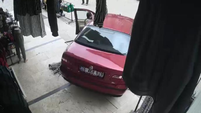 El freni çekilmeyen otomobil, mağazaya girmek üzereyken durduruldu