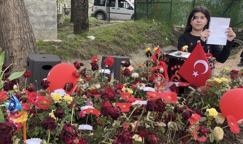 SALDIRIDA HAYATINI KAYBEDEN ADNAN’IN MEZARLARINA BIRAKILAN NOTLAR DUYGULANDIRDI