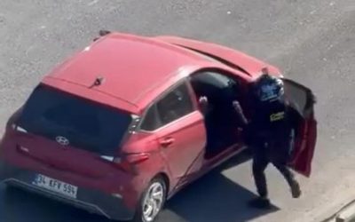 Çekmeköy’de tekmeli yol verme kavgası kamerada